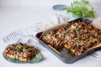 Pizza de calabacín keto gratinadada