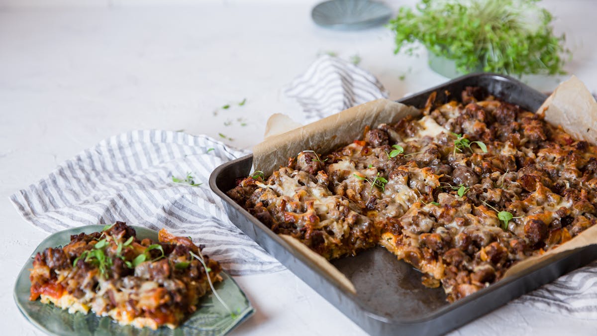 Pizza de calabacín keto gratinadada