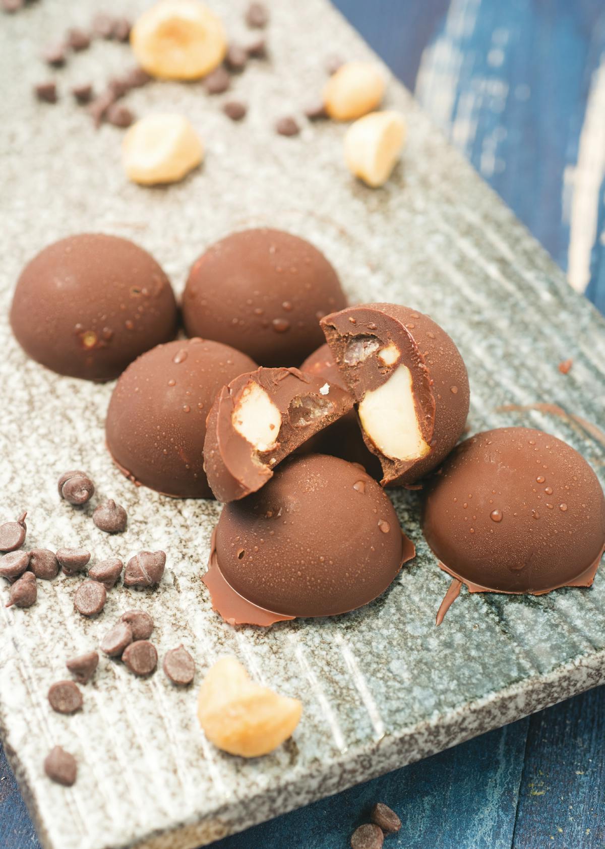 Bombas de grasa keto con chocolate y nueces de macadamia