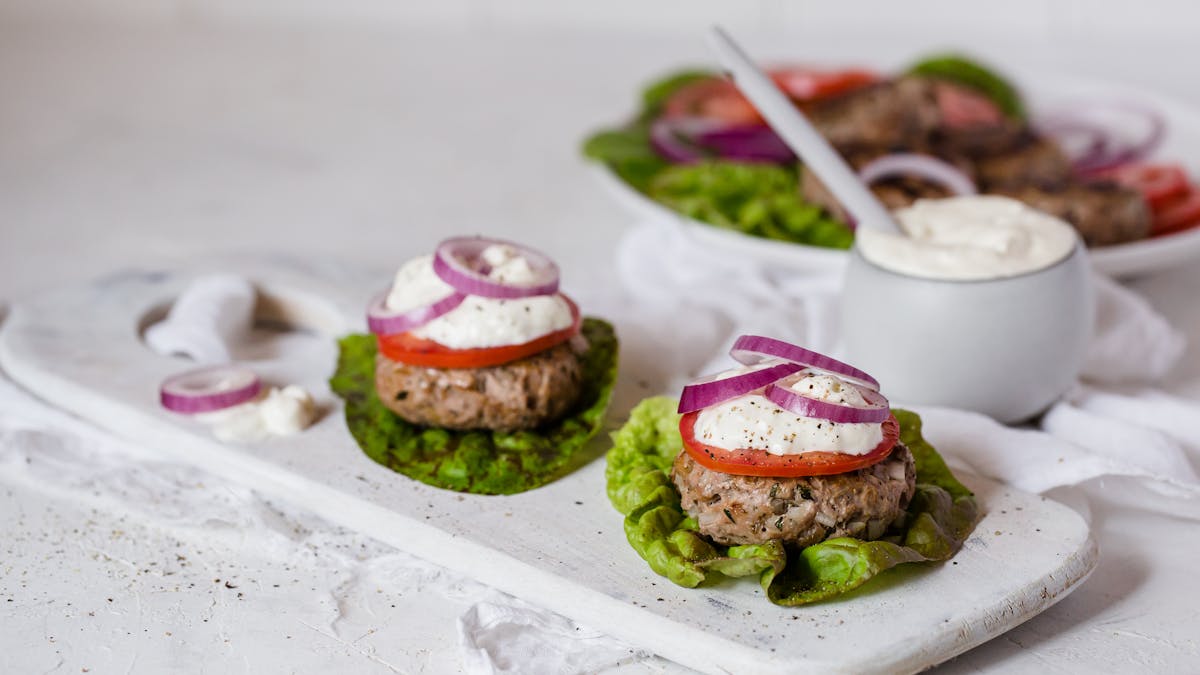 Mini hamburguesas de cordero con aderezo de queso feta