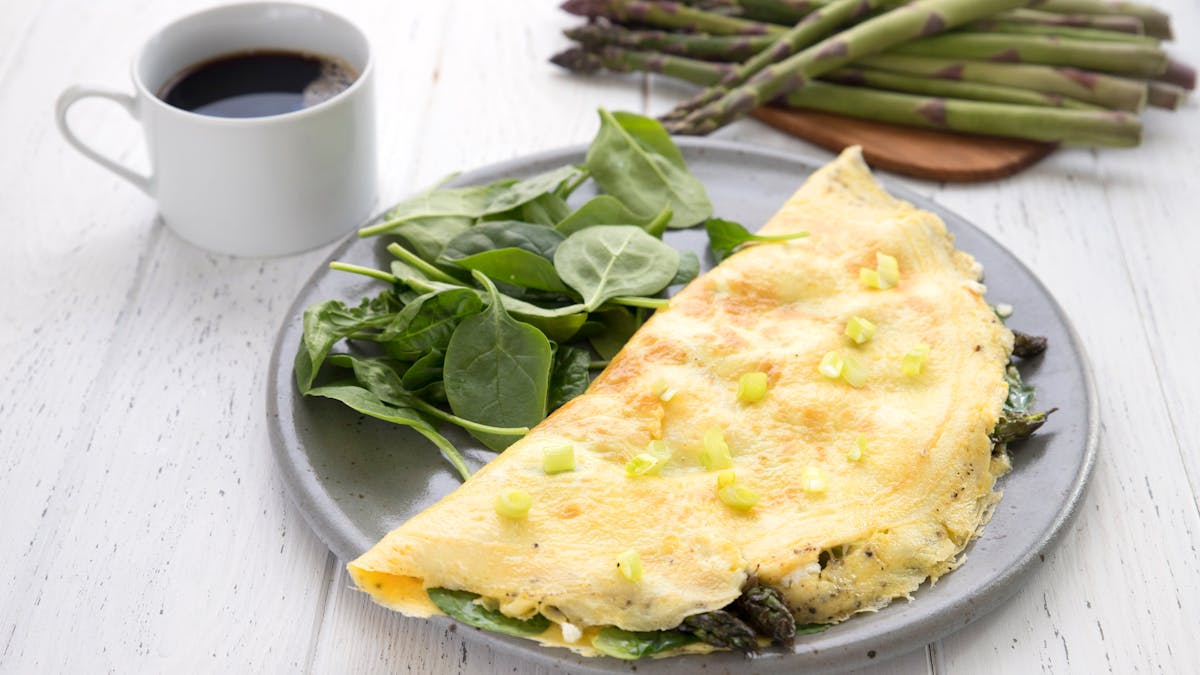 Omelette keto de verduras de primavera y queso de cabra
