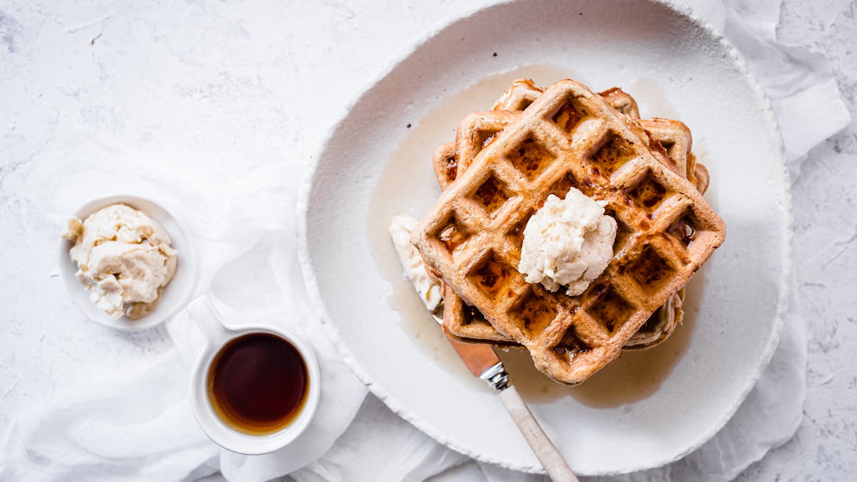 Chaffles de canela con mantequilla de arce