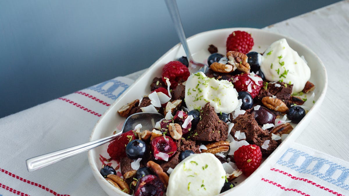 Revuelto de chocolate low-carb con bayas y crema