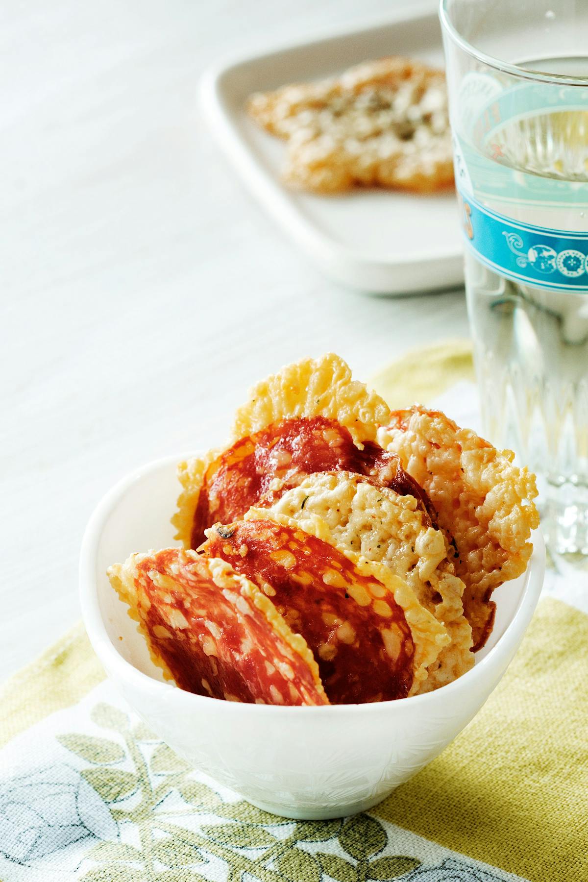 Chips keto de salami y queso