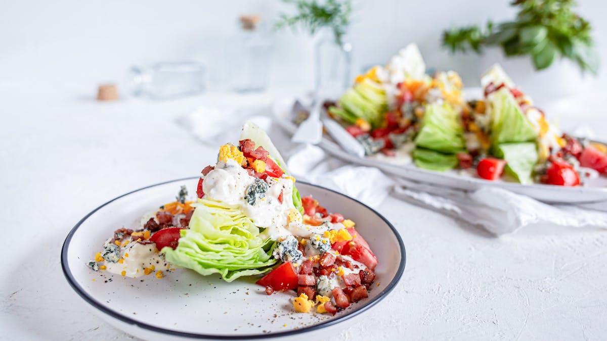Ensalada keto de lechuga en gajos