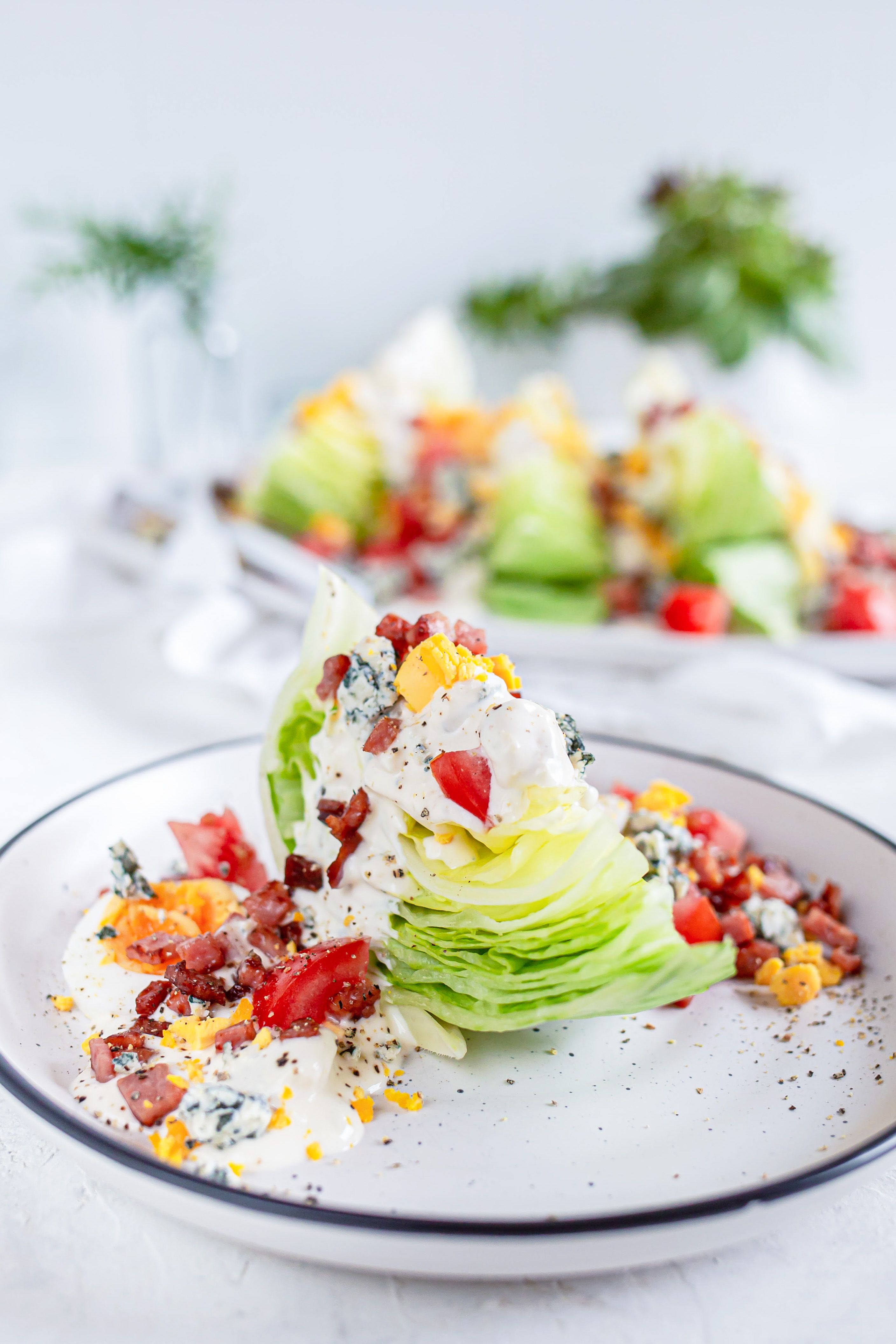 Ensalada keto de lechuga en gajos