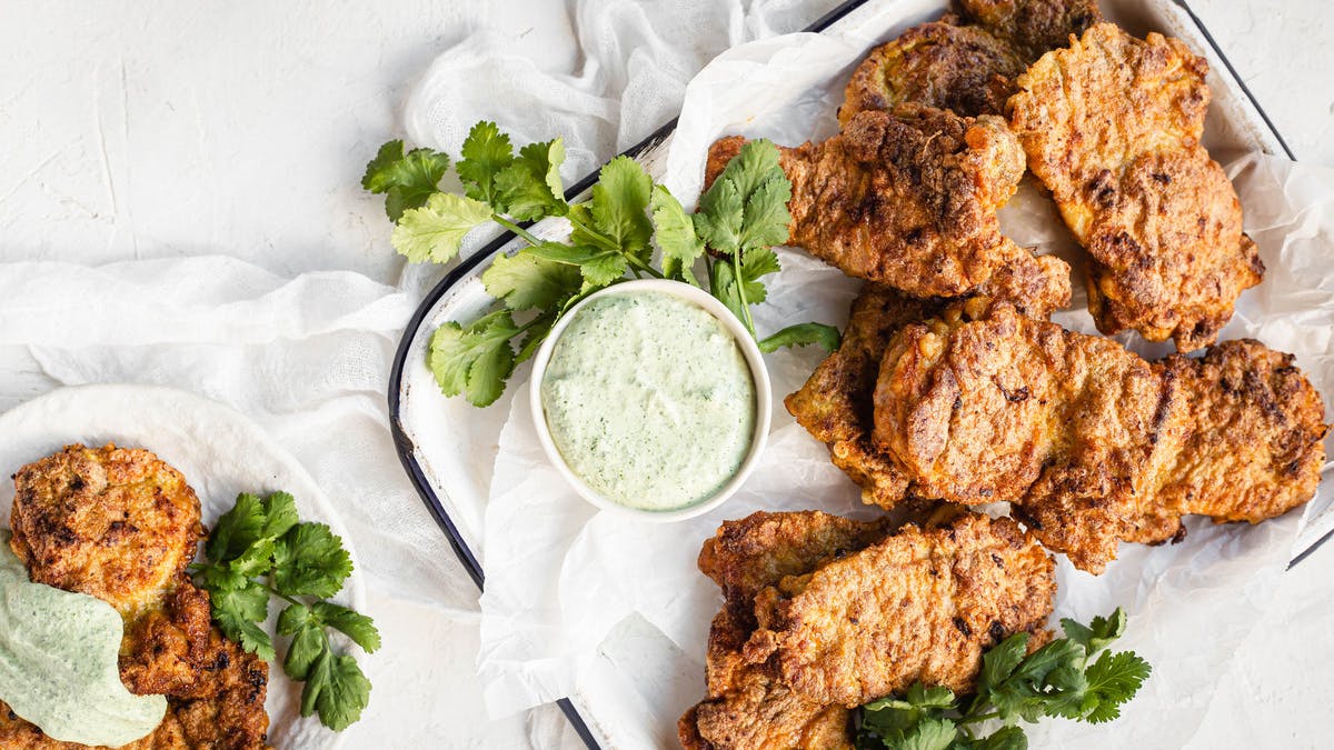 Pollo keto hindú farcha con salsa chutney