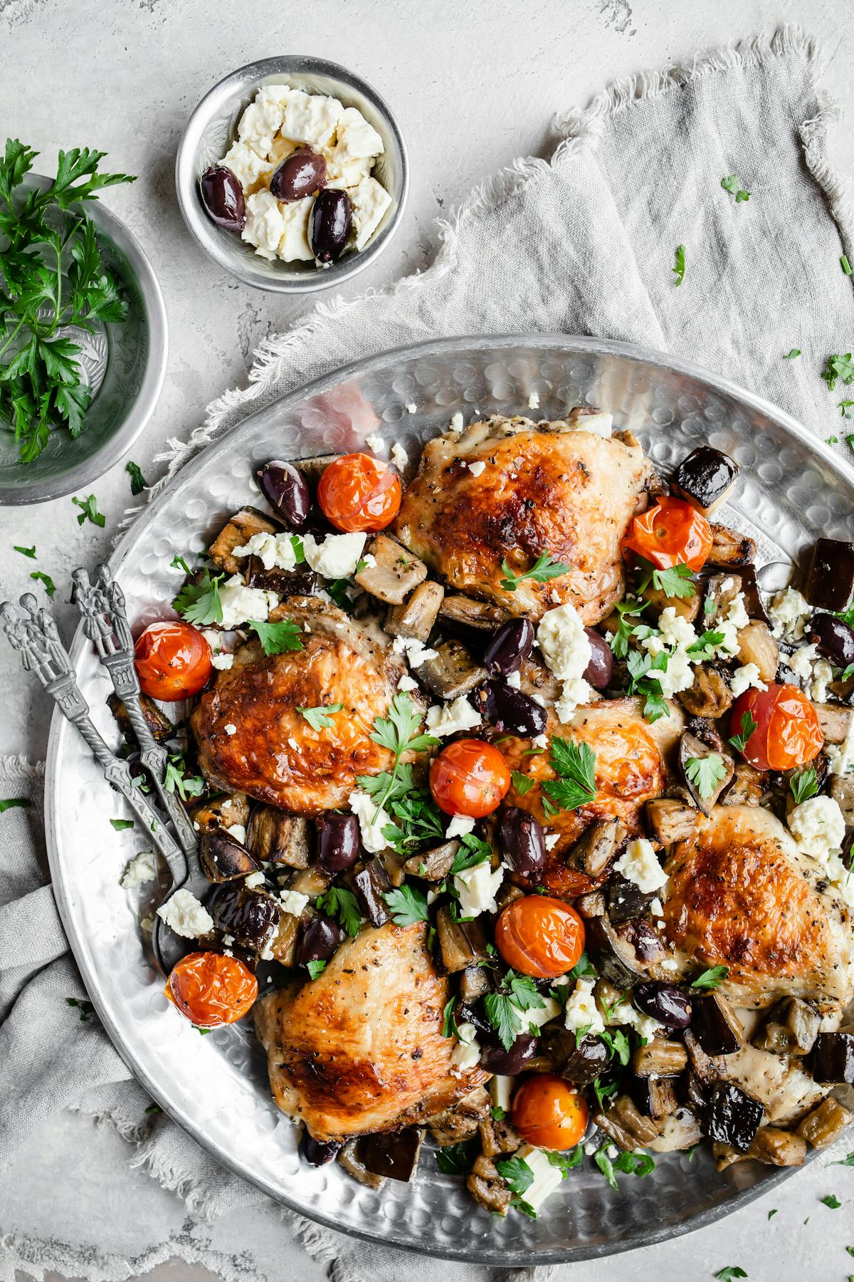 Pollo low-carb con berenjena y salsa tzatziki