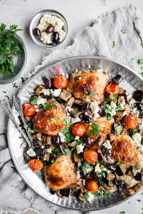 Pollo low-carb con berenjena y salsa tzatziki