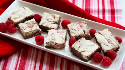 Brownies low-carb con relleno de tarta de queso y frambuesas