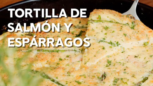 Tortilla keto de salmón y espárragos