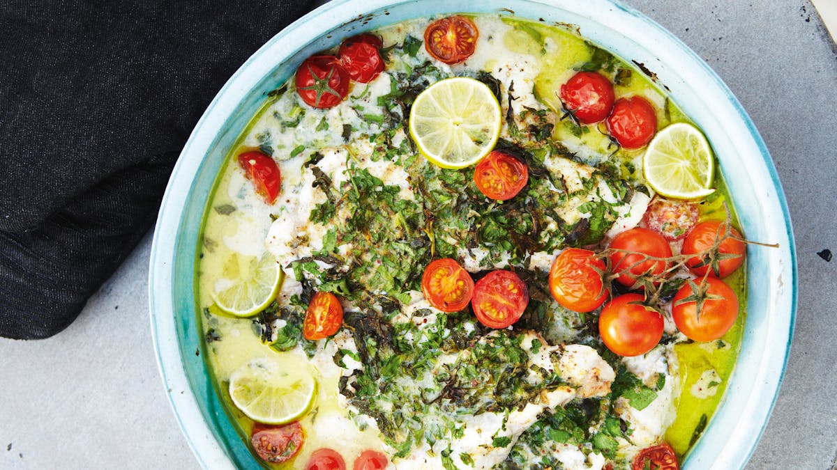 Pescado blanco con hierbas, leche de coco, lima y tomates cherry
