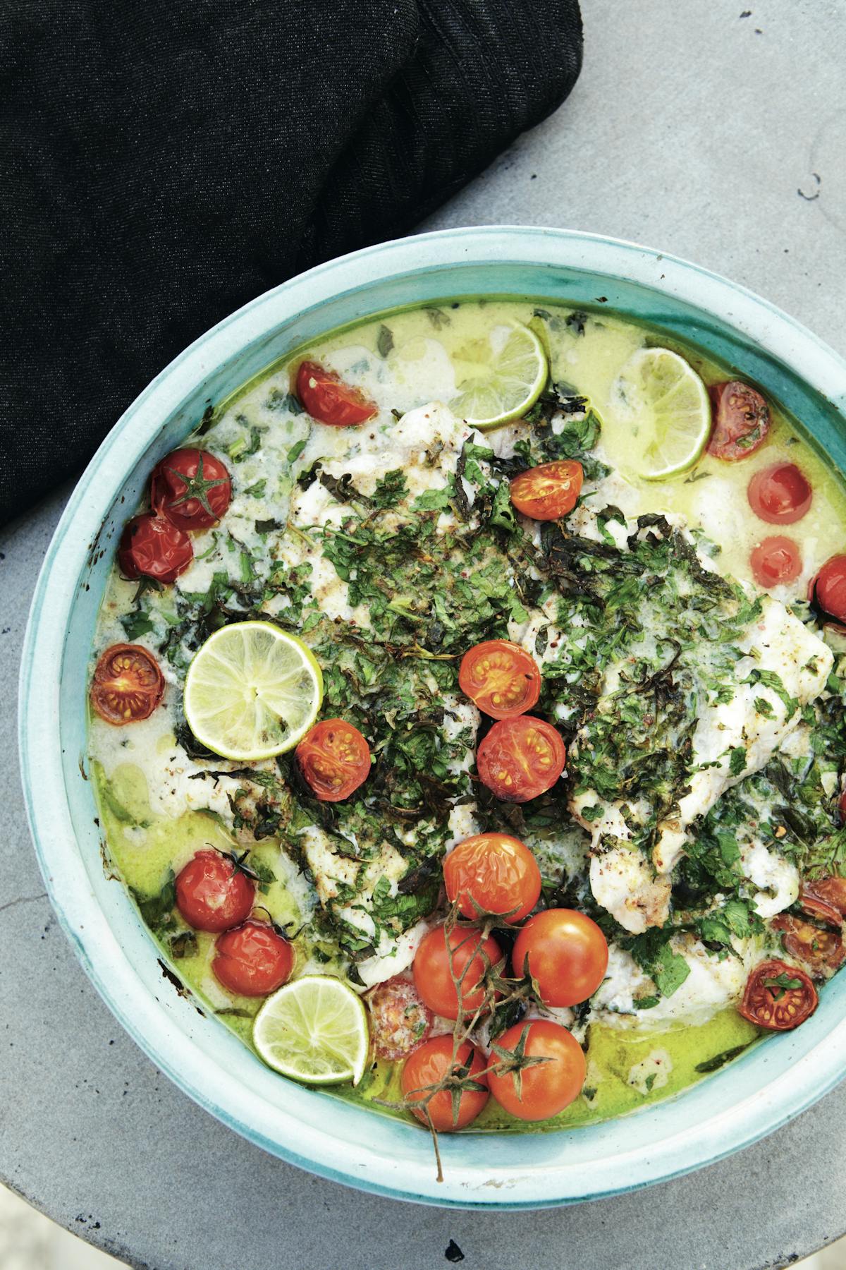 Pescado blanco con hierbas, leche de coco, lima y tomates cherry