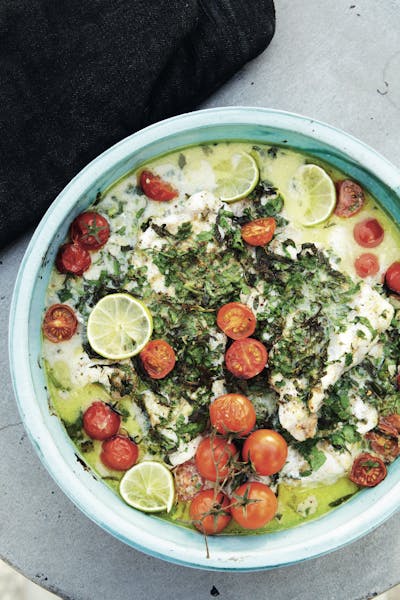 Pescado blanco con hierbas, leche de coco, lima y tomates cherry