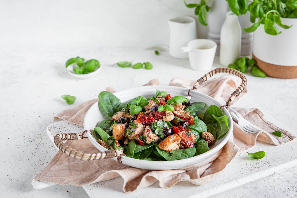 Pollo keto a la italiana con albahaca y aceitunas