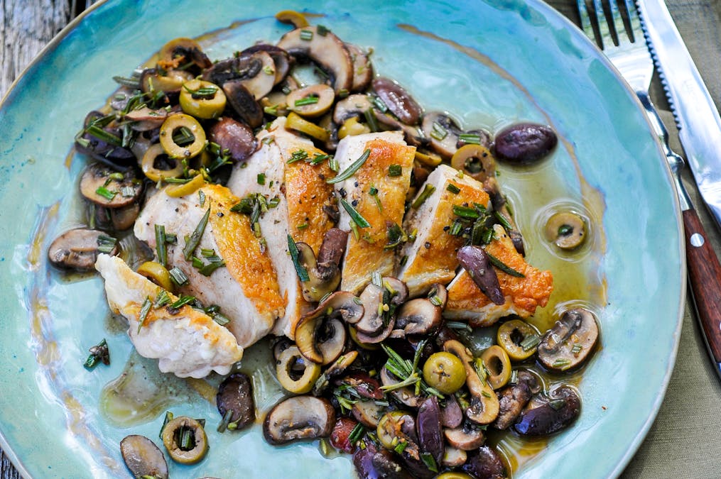 Pollo con aceitunas y champiñones
