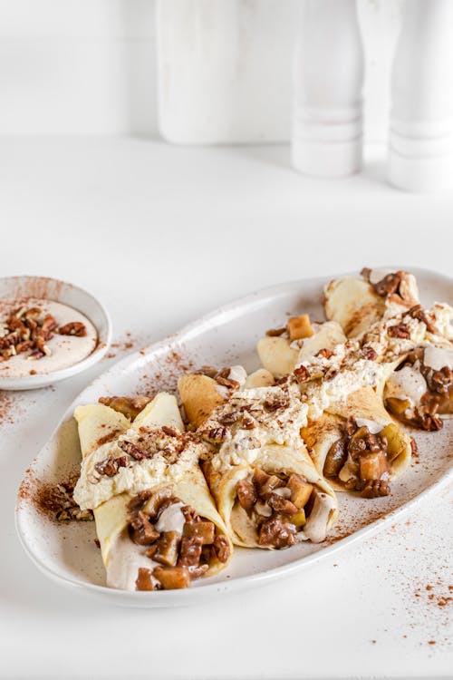 Crepes low-carb rellenas de crema y con "manzana" de calabacín