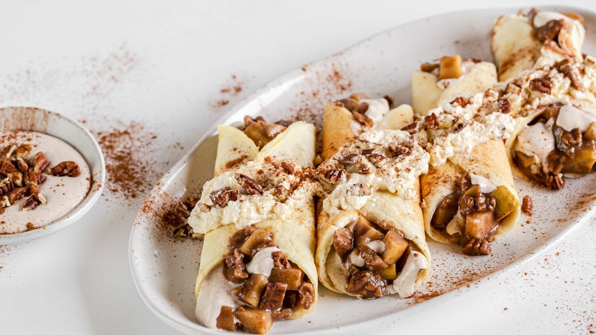 Crepes low-carb rellenas de crema y con "manzana" de calabacín