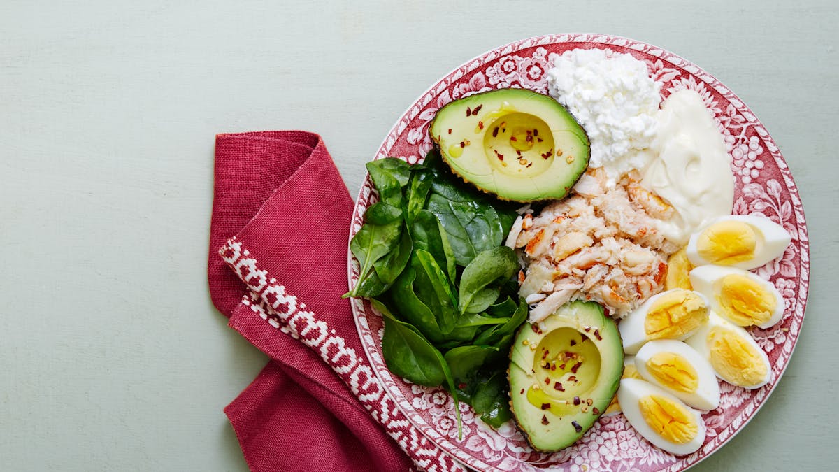 Plato keto de carne de cangrejo y huevos