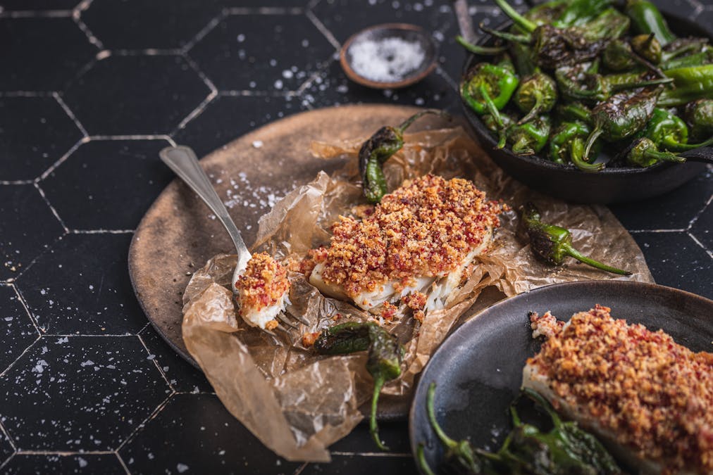 Bacalao en costra de chorizo con pimientos de Padrón