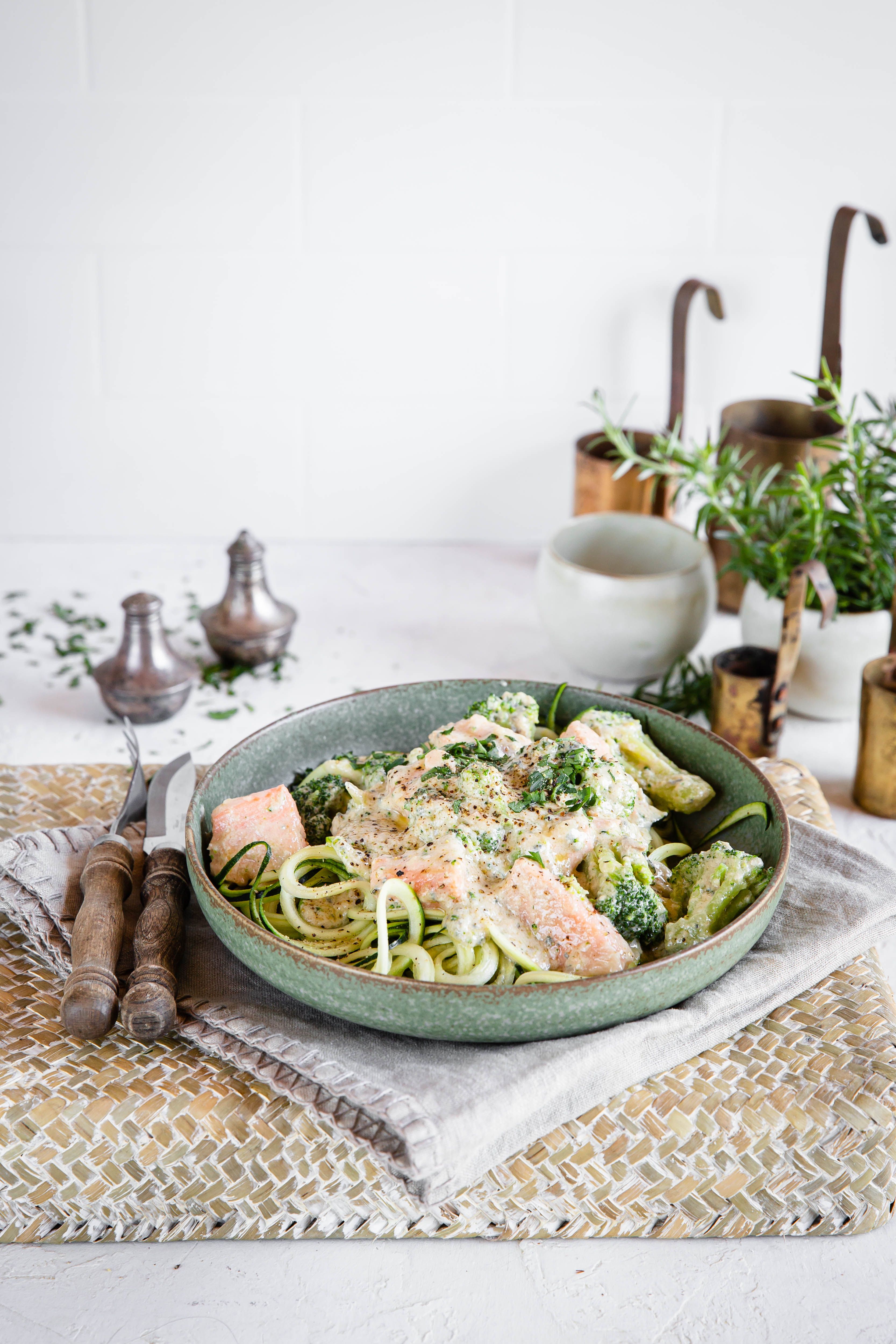 Salmón low-carb con espaguetis de calabacín y salsa de queso azul