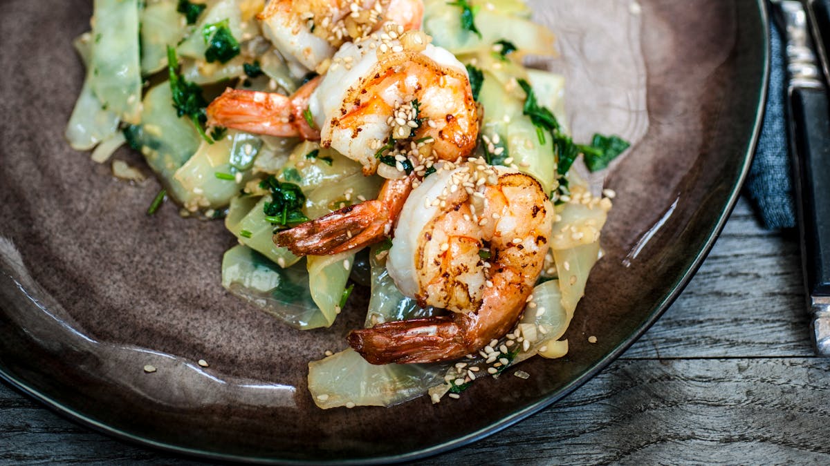 Salteado de gambas y col con ajo y jengibre