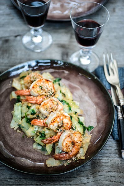 Salteado de gambas y col con ajo y jengibre