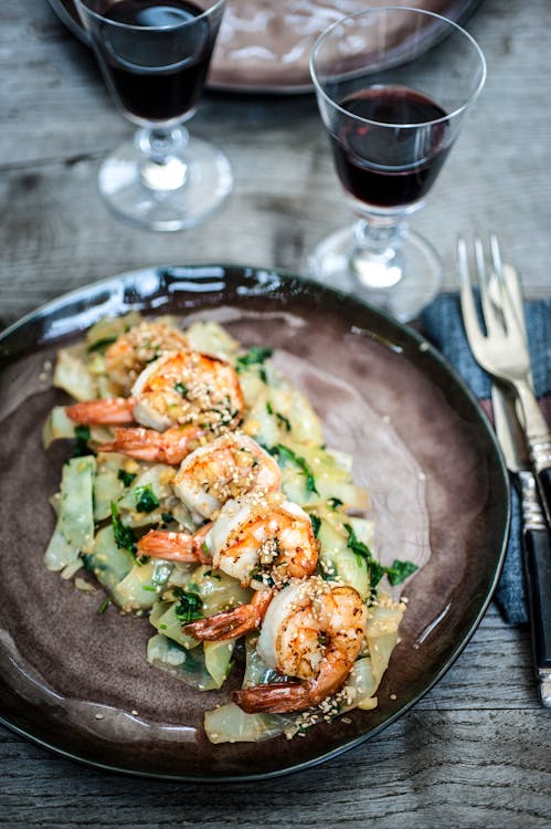 Salteado de gambas y col con ajo y jengibre