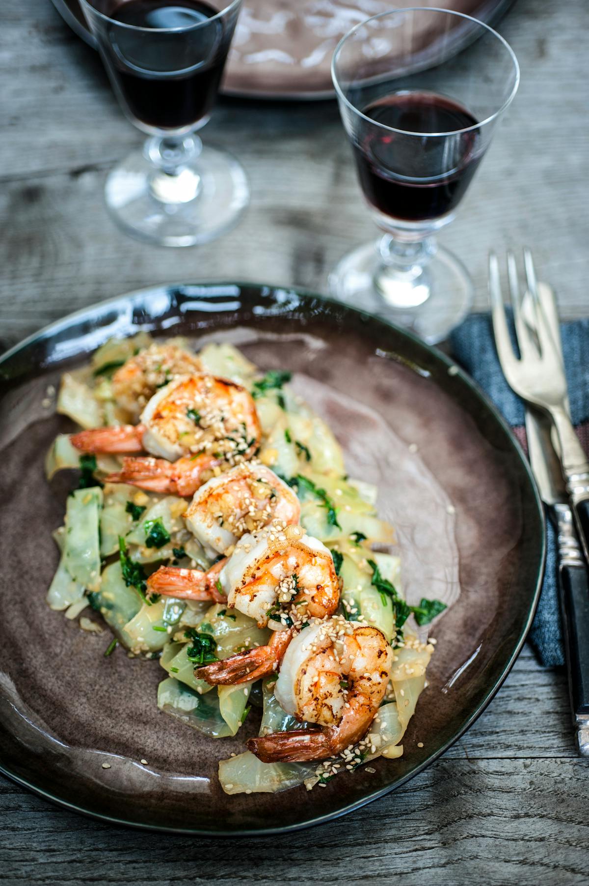 Salteado de gambas y col con ajo y jengibre