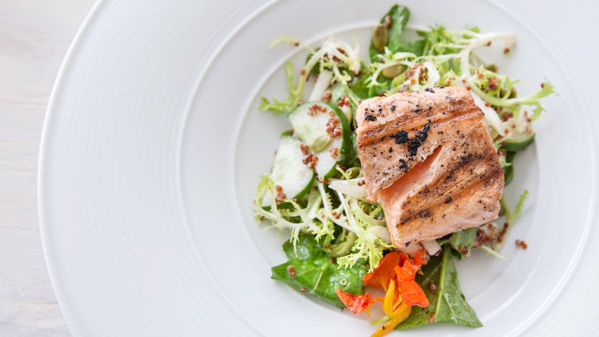 https://i.dietdoctor.com/es/wp-content/uploads/2021/04/delicious-salmon-and-salad.jpeg?auto=compress%2Cformat&w=1200&h=675&fit=crop