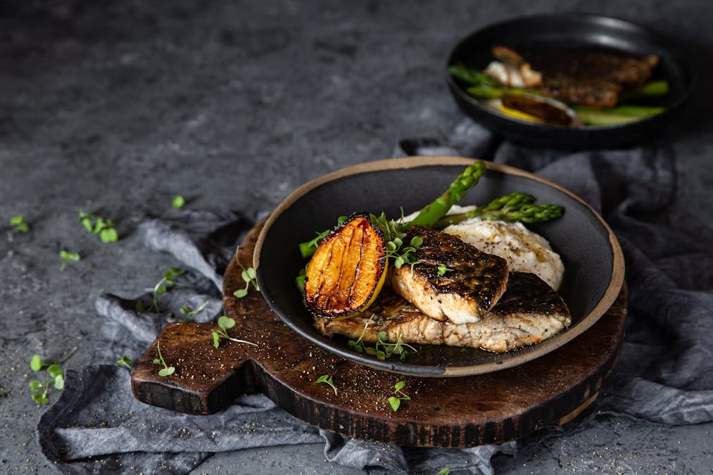 Lubina a la plancha con limón y puré de coliflor