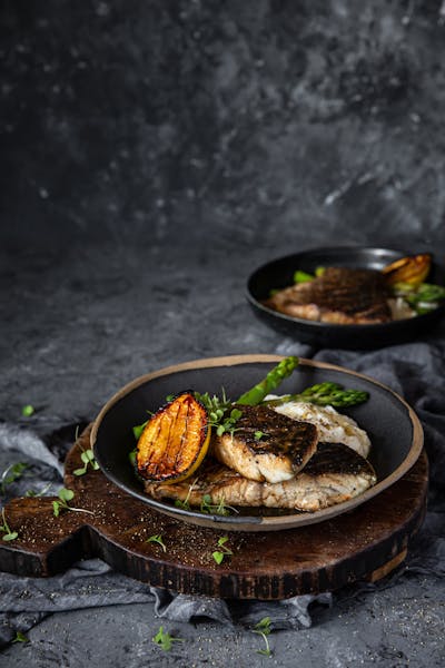 Lubina a la plancha con limón y puré de coliflor