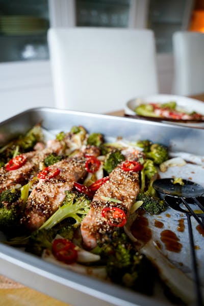 Bandeja de salmón y verduras con salsa teriyaki