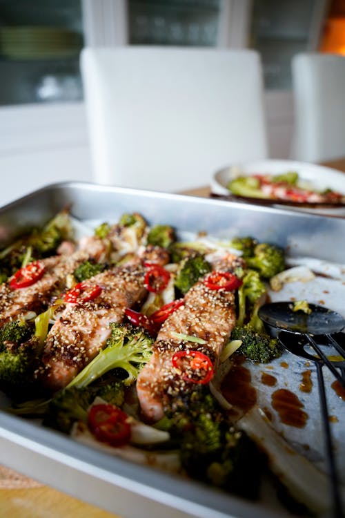 Bandeja de salmón y verduras con salsa teriyaki