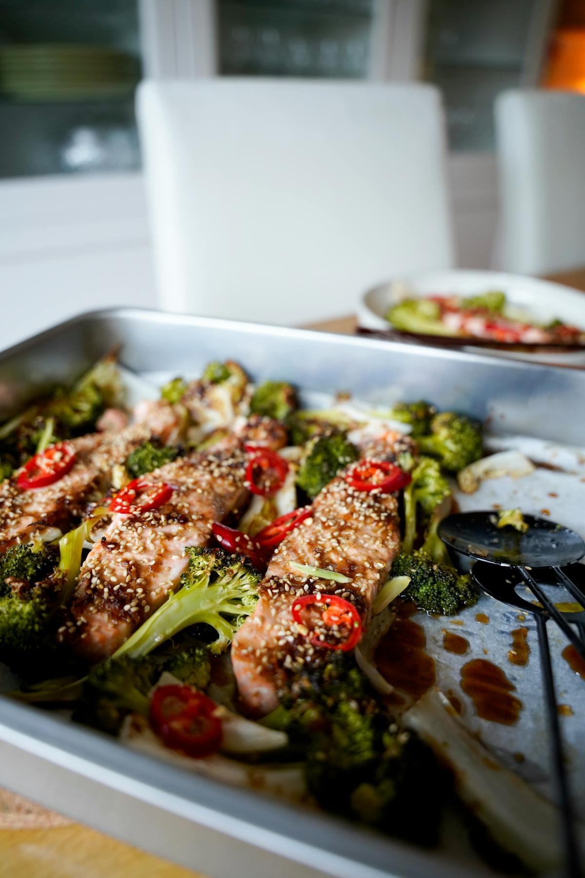 Bandeja de salmón y verduras con salsa teriyaki