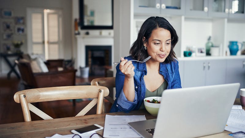 Mujer comiendo ensalada