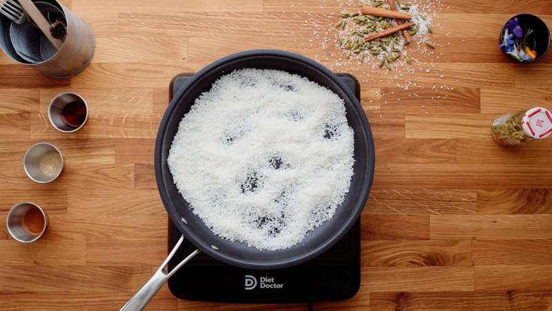 Tostar el coco rallado con cuidado