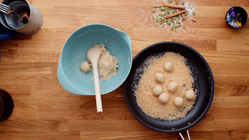 Armar bolas del tamaño de una nuez.