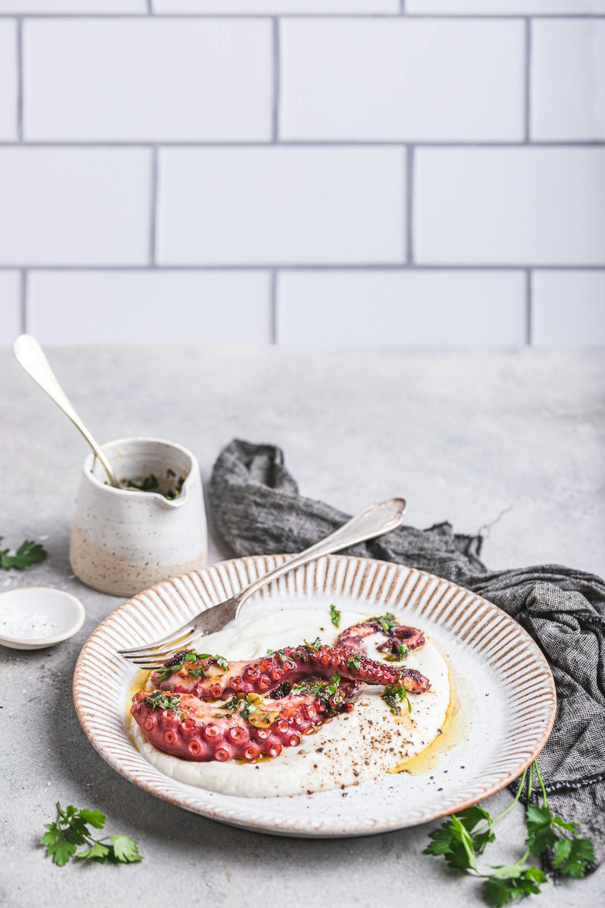 Pulpo a la brasa con puré de coliflor