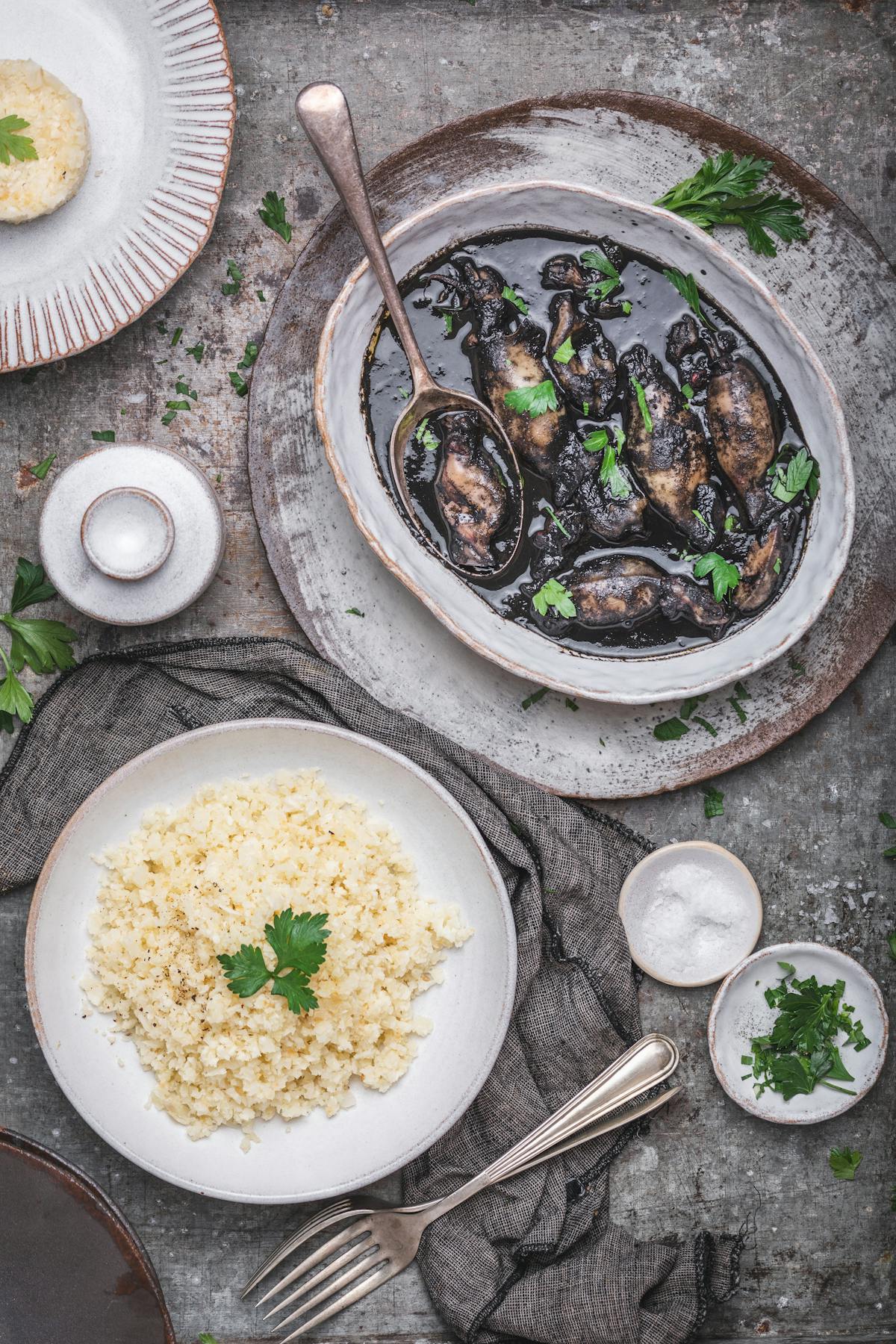 Chipirones en su tinta con arroz de coliflor
