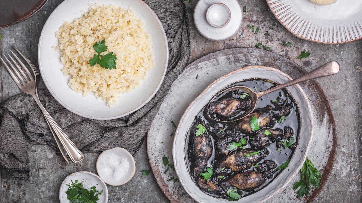 Chipirones en su tinta con arroz de coliflor