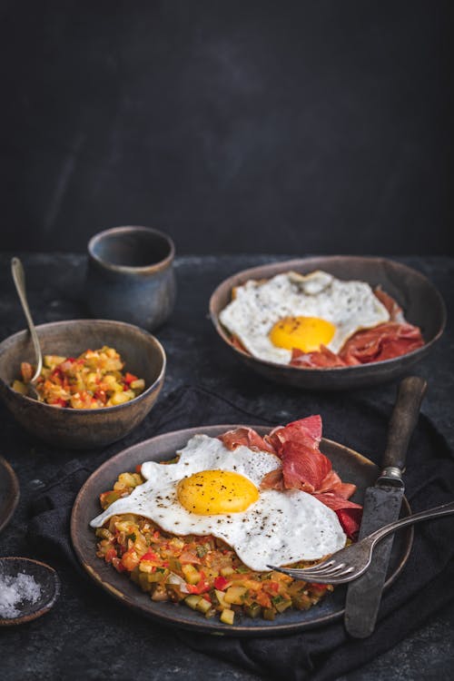 Pisto manchego con huevos y jamón serrano