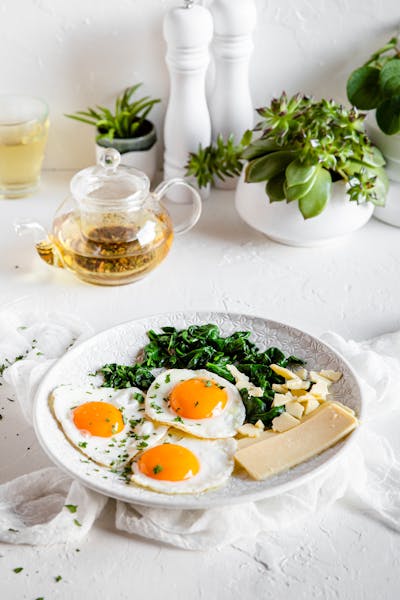 Desayuno vegetariano alto en proteínas con queso, huevos y espinacas
