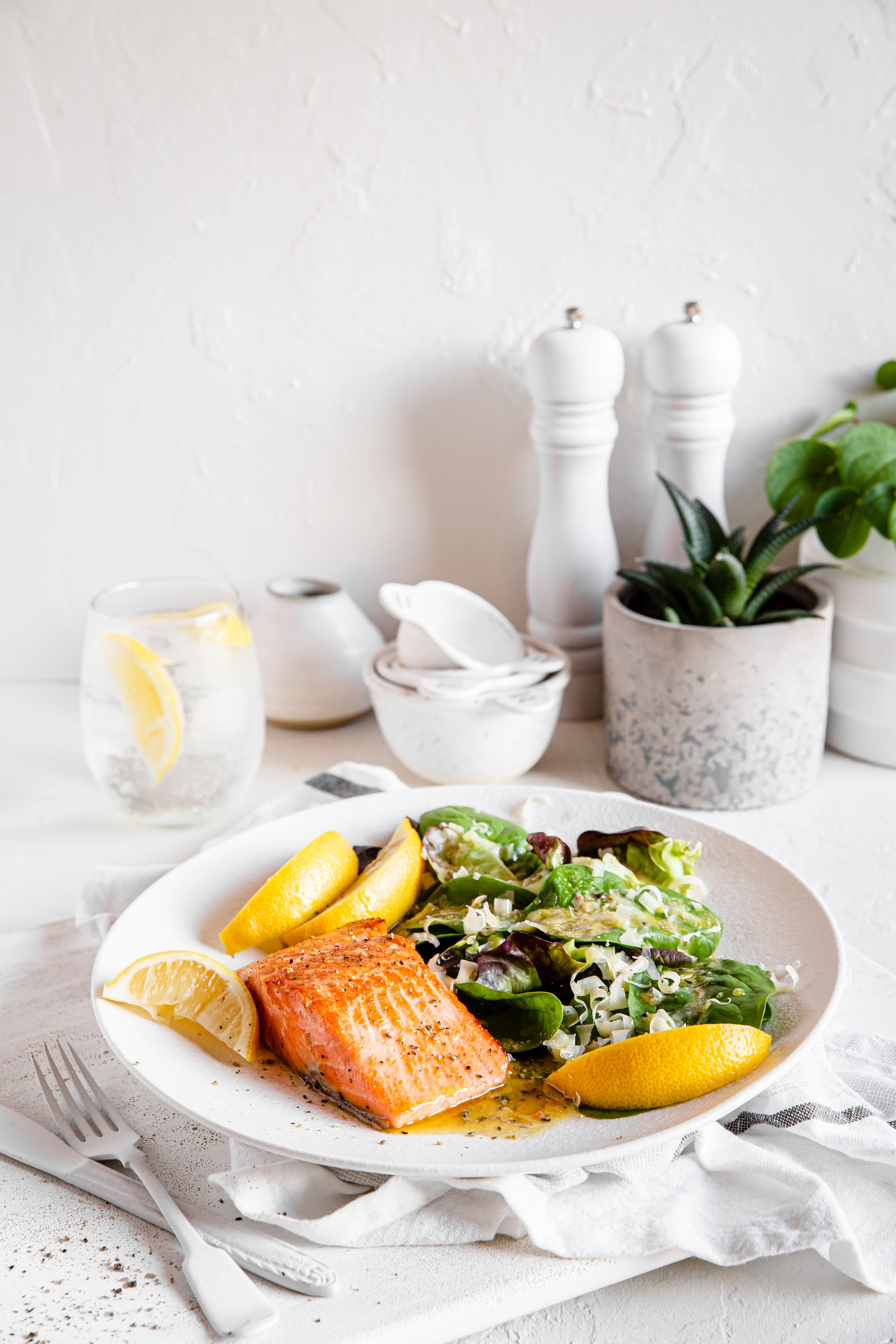 Salmón braseado con mantequilla al limón y una ensalada italiana