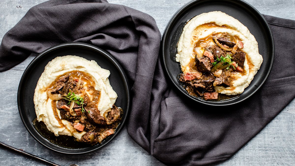 Higaditos de pollo sofritos con puré cremoso de coliflor