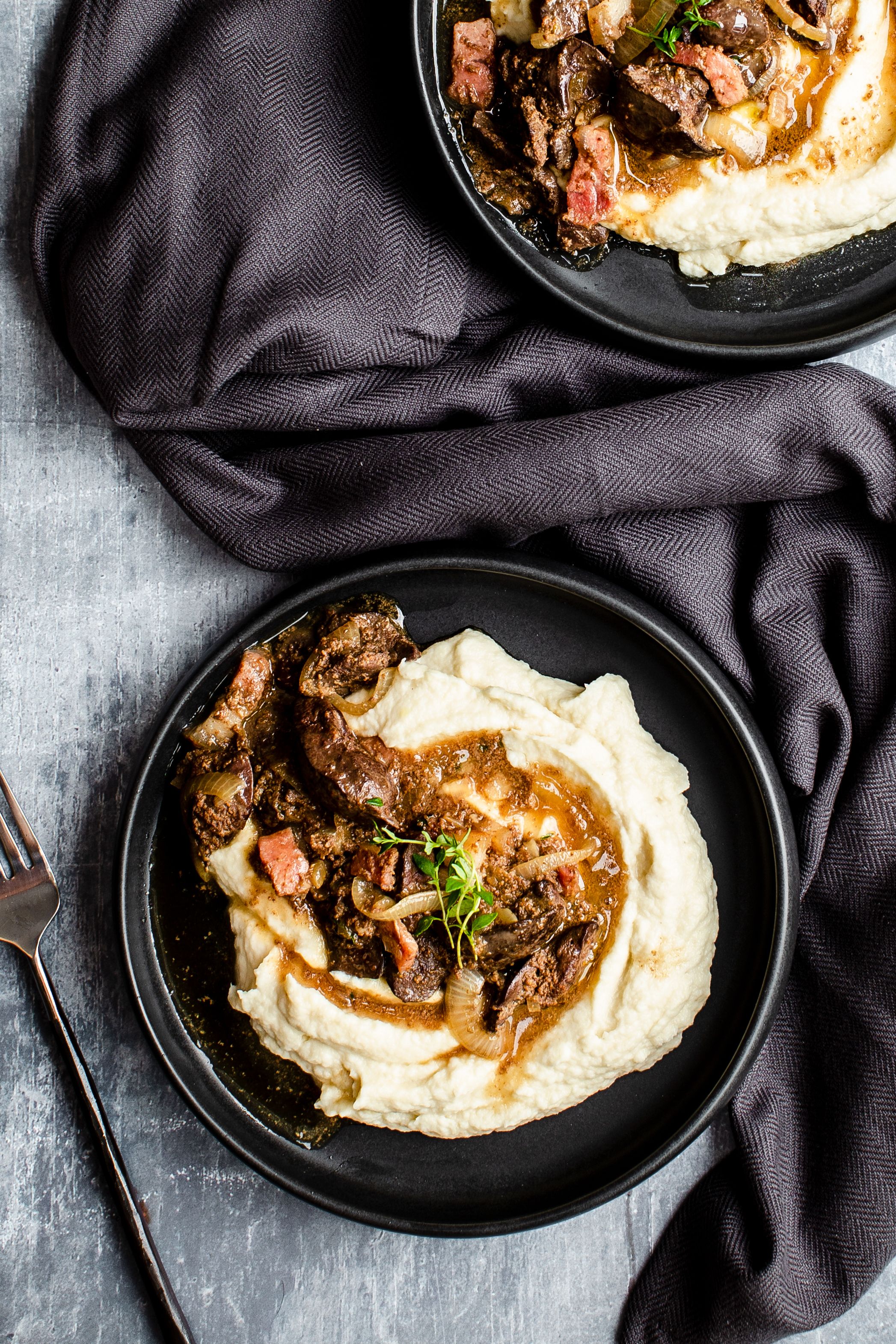 Higaditos de pollo sofritos con puré cremoso de coliflor