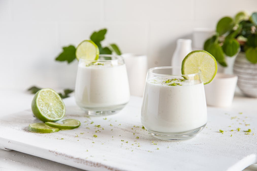 Exquisito smoothie de lima alto en proteínas