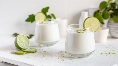 Exquisito smoothie de lima alto en proteínas