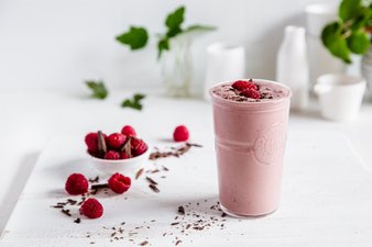 Batido de frambuesas y chocolate alto en proteínas