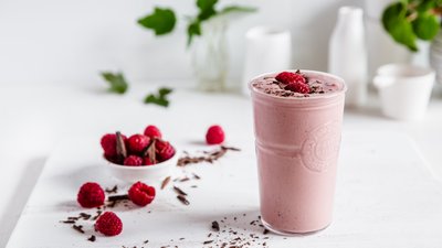 Batido de frambuesas y chocolate alto en proteínas